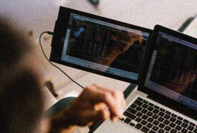 DUO è un display da 12,5 pollici agganciabile a qualsiasi laptop