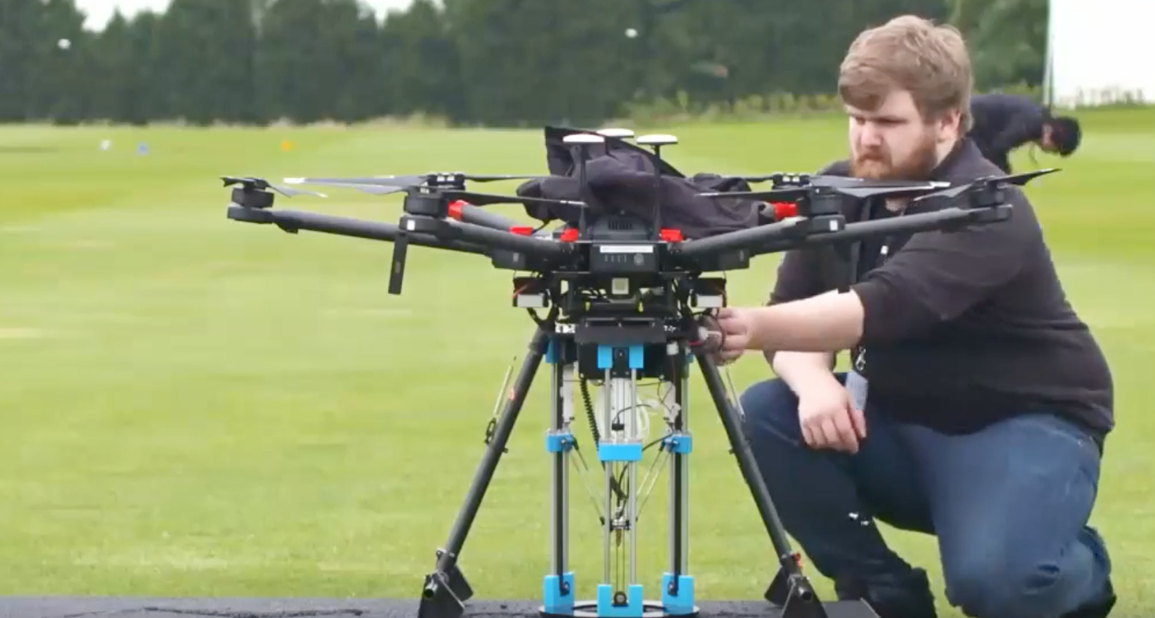 Buche per la strada? Le tappa il drone asfaltatore