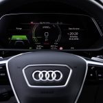 Audi e-tron mostra in foto i suoi interni futuristici ricchi di schermi e tecnologia 3