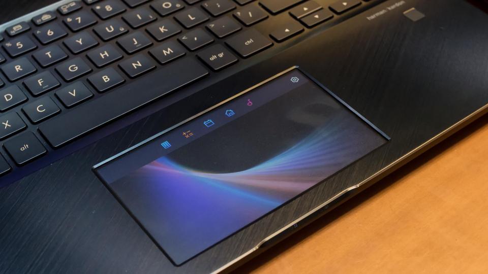 ASUS ZenBook Pro 15 UX580 con ScreenPad disponibile in Italia a 2.699 euro 1