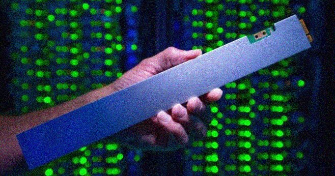 Il super SSD Intel da 32 TB che assomiglia a una livella