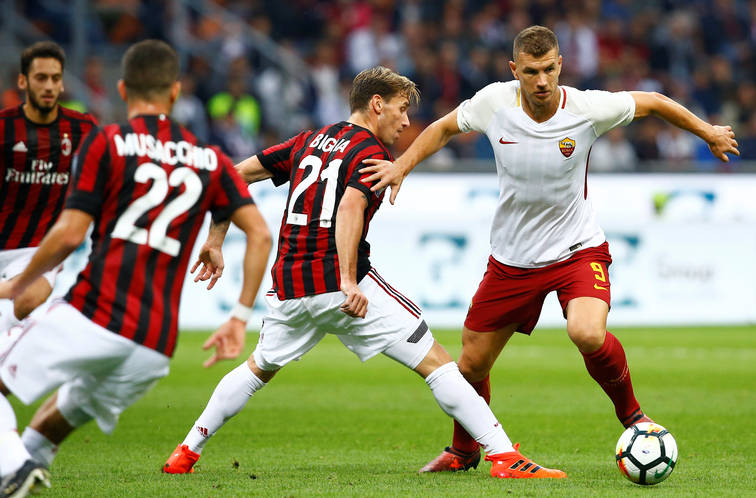 Dzeko in azione contro il milan   reuters