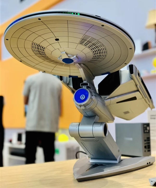 Fan di Star Trek? Non potete perdervi allora il Titanium Enterprise PC di Lenovo 2