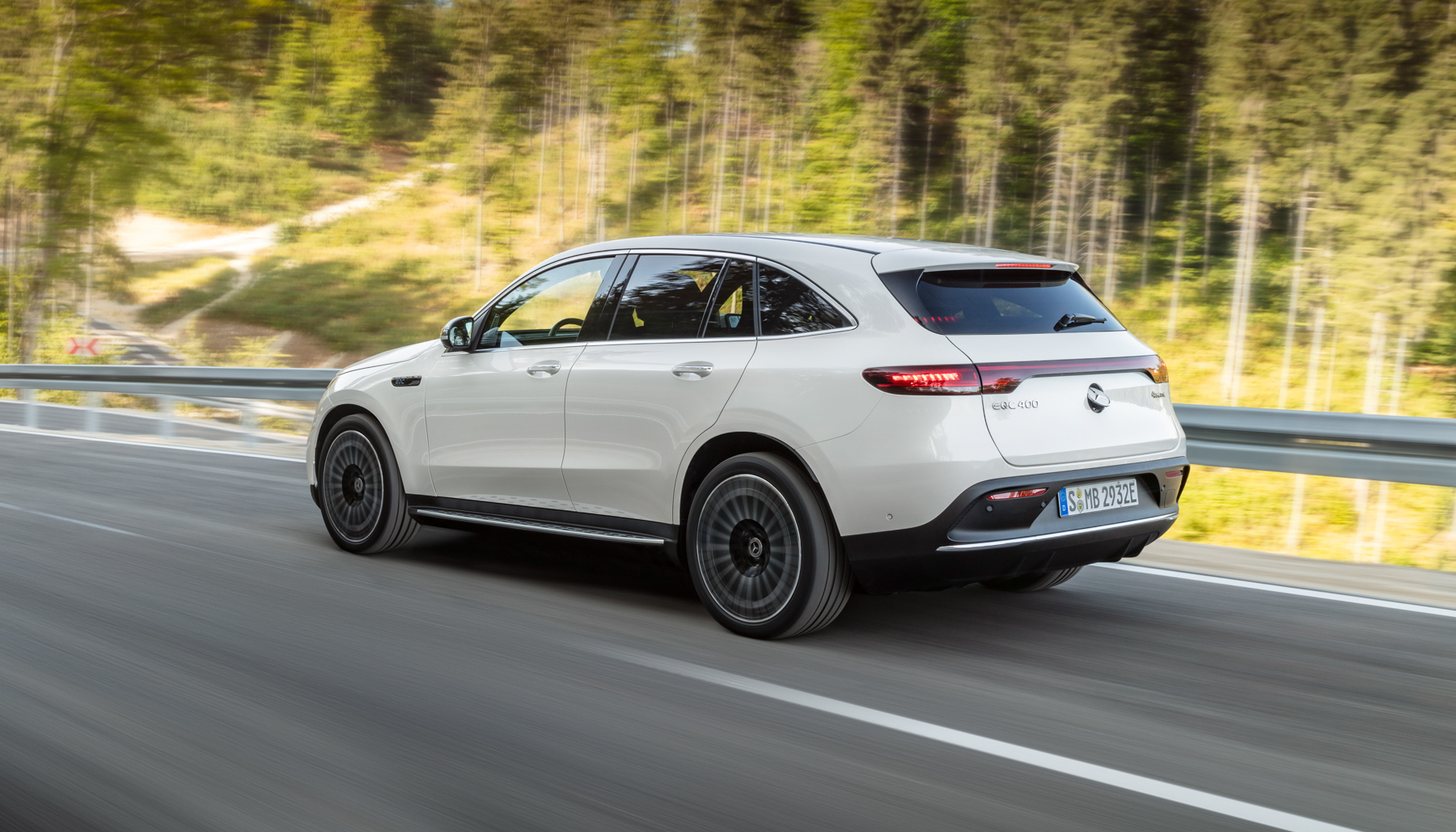Mercedes-Benz presenta EQC, il suo primo SUV elettrico 1