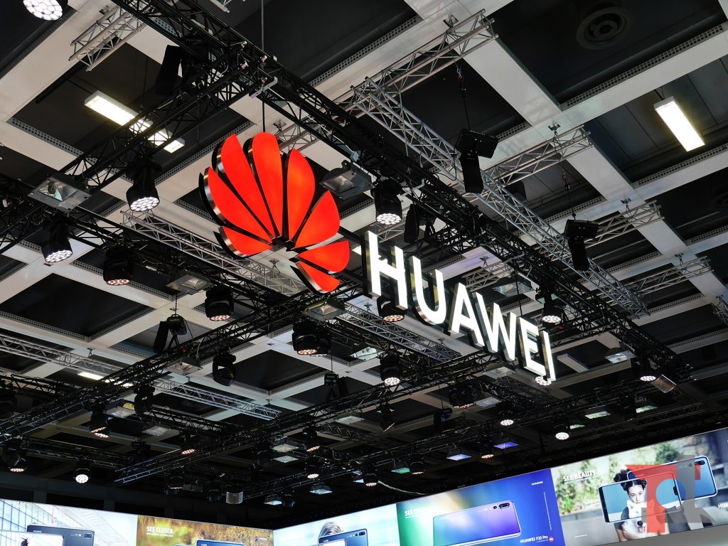 Huawei sfida Tesla in Cina con un'auto elettrica potente e intelligente 1