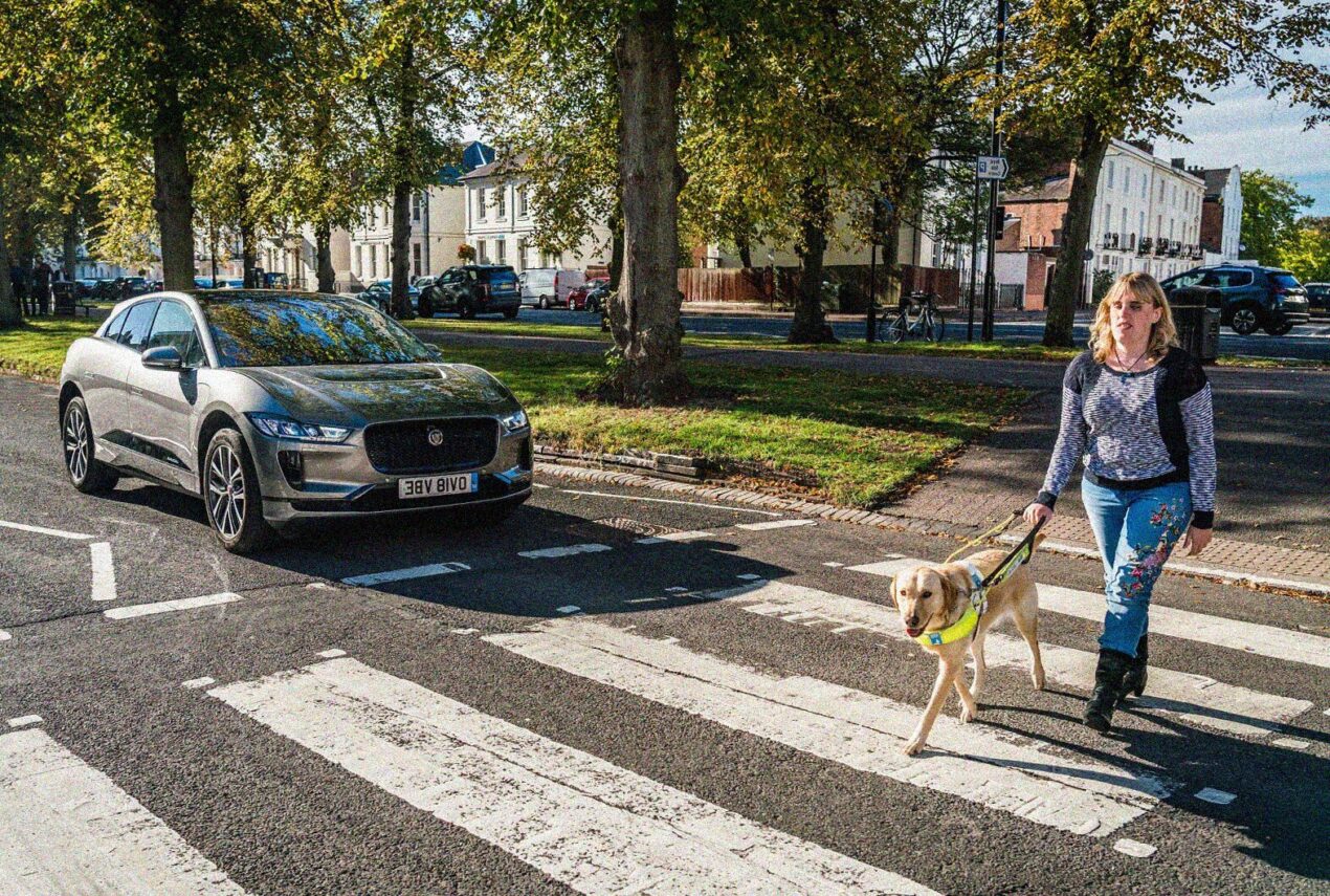 Jaguar I-PACE è un'auto elettrica che avvisa i pedoni quando si avvicina