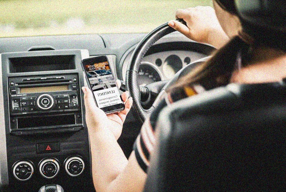 Lega e Movimento Cinque Stelle propongono multe più salate per l'uso dello smartphone alla guida
