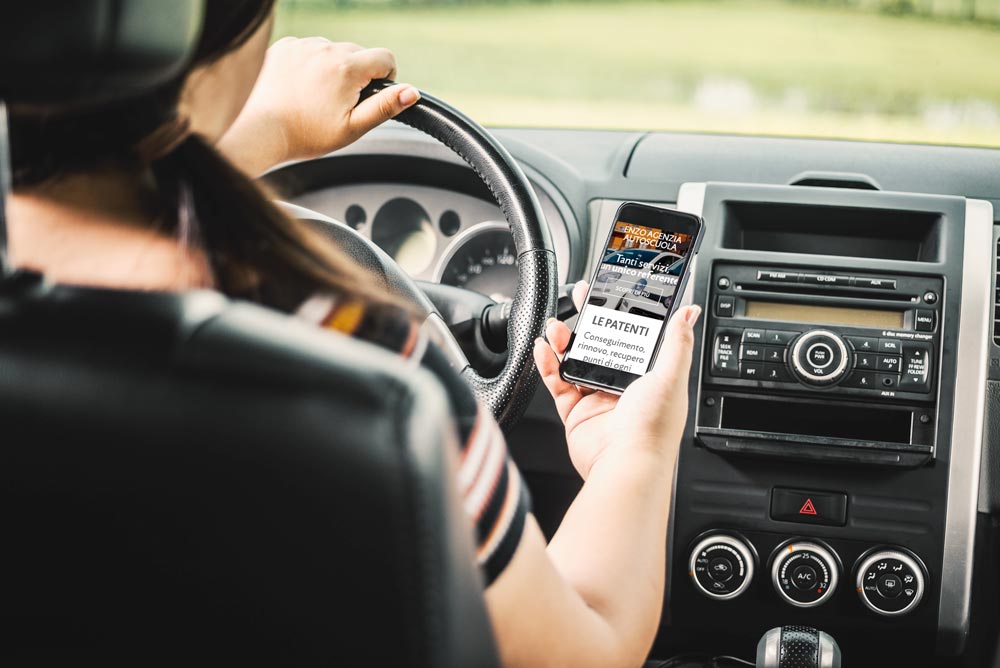Lega e Movimento Cinque Stelle propongono multe più salate per l'uso dello smartphone alla guida