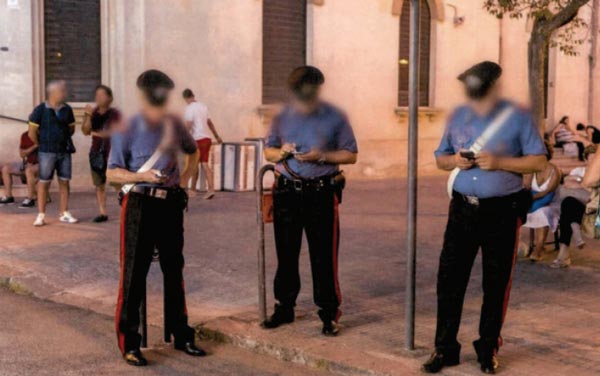 Ai Carabinieri in servizio è stato vietato l'uso dello smartphone