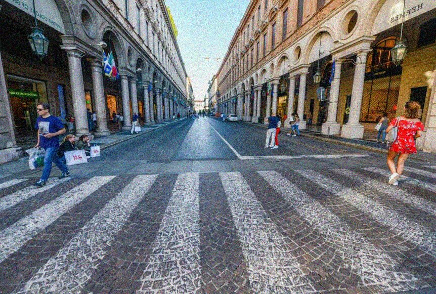 Proposta la circolazione delle auto elettriche anche nelle aree pedonali