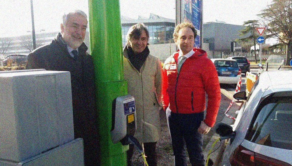 Auto elettriche sempre cariche grazie ai pali dell'illuminazione "smart" di Verona