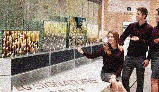 LG OLED TV R ufficiale al CES 2019 come il primo Smart TV arrotolabile da 65 pollici