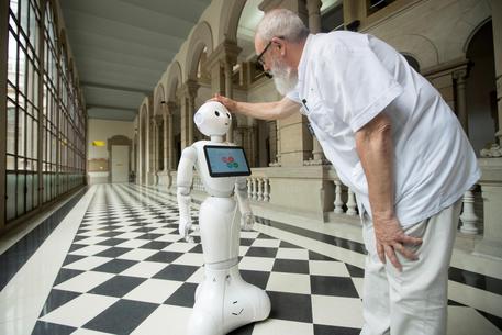 Negli ospedali italiani arrivano Pepper e R1, i primi robot umanoidi