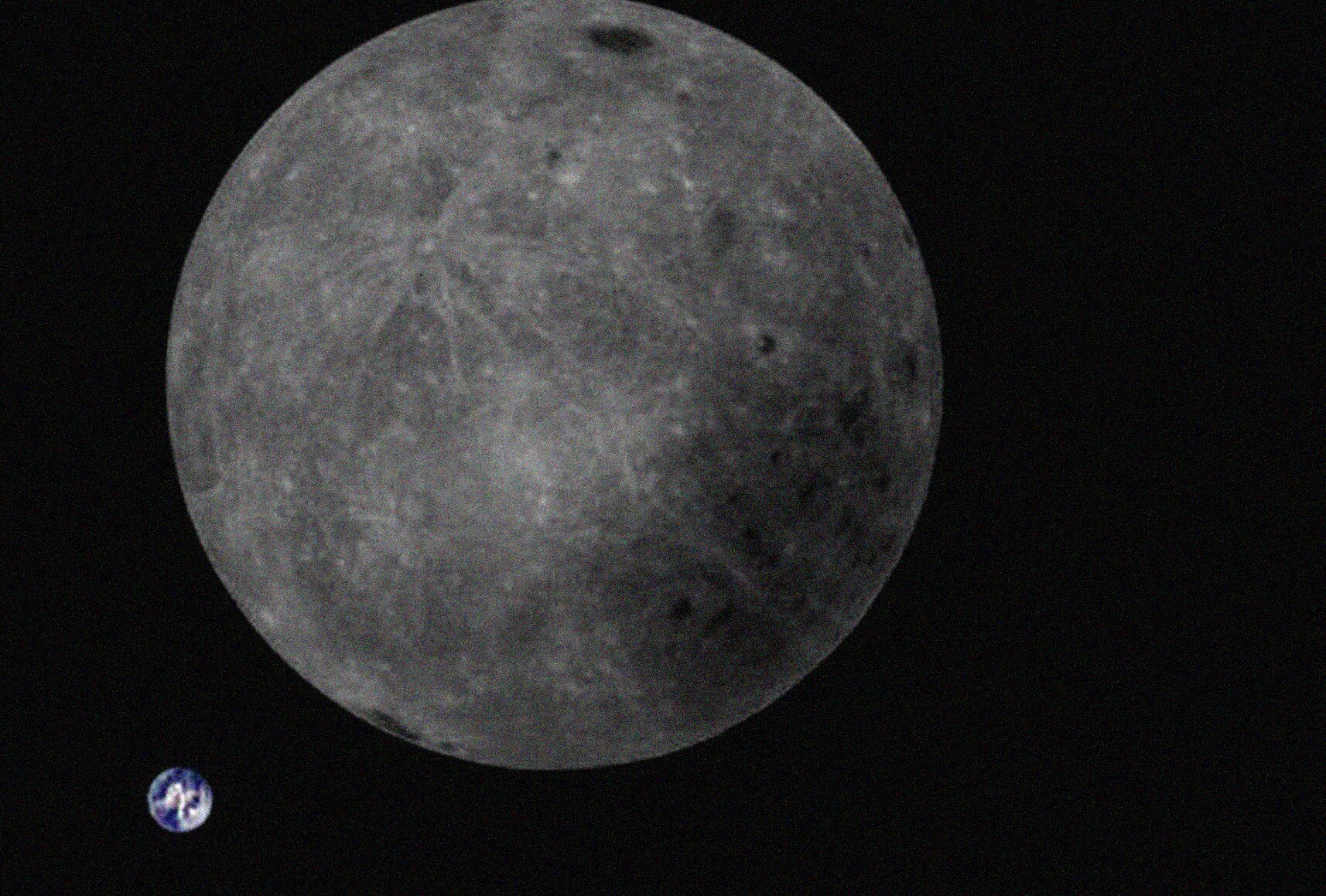 Il satellite cinese Longjiang-2 ha scattato la prima foto del sistema Terra-Luna