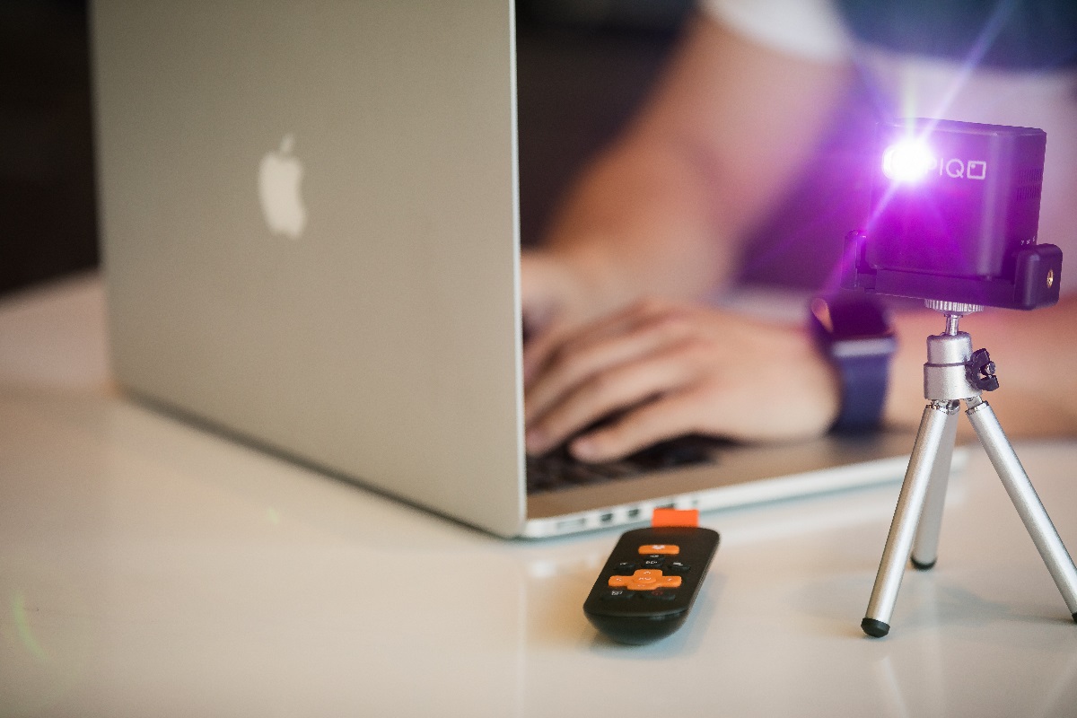 PIQO è un mini priettore Full HD con proiezione fino a 240 pollici