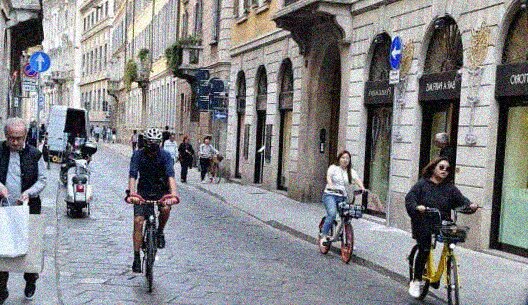 Bici contromano e divieto di fumo in auto fra le proposte del nuovo Codice della strada