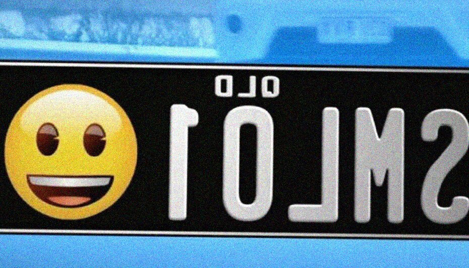 Le emoji arrivano (a caro prezzo) anche nelle targhe delle auto