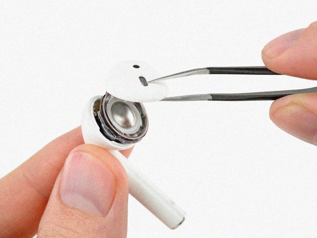 AirPods 2 messe a nudo da iFixit: ripararle è impossibile