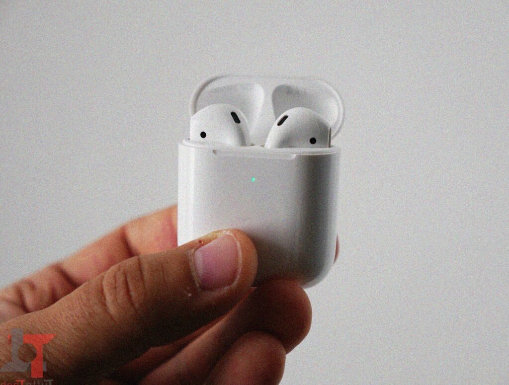 Gli AirPods con fotocamera di Apple si mostrano in video: ecco cosa potranno fare 1