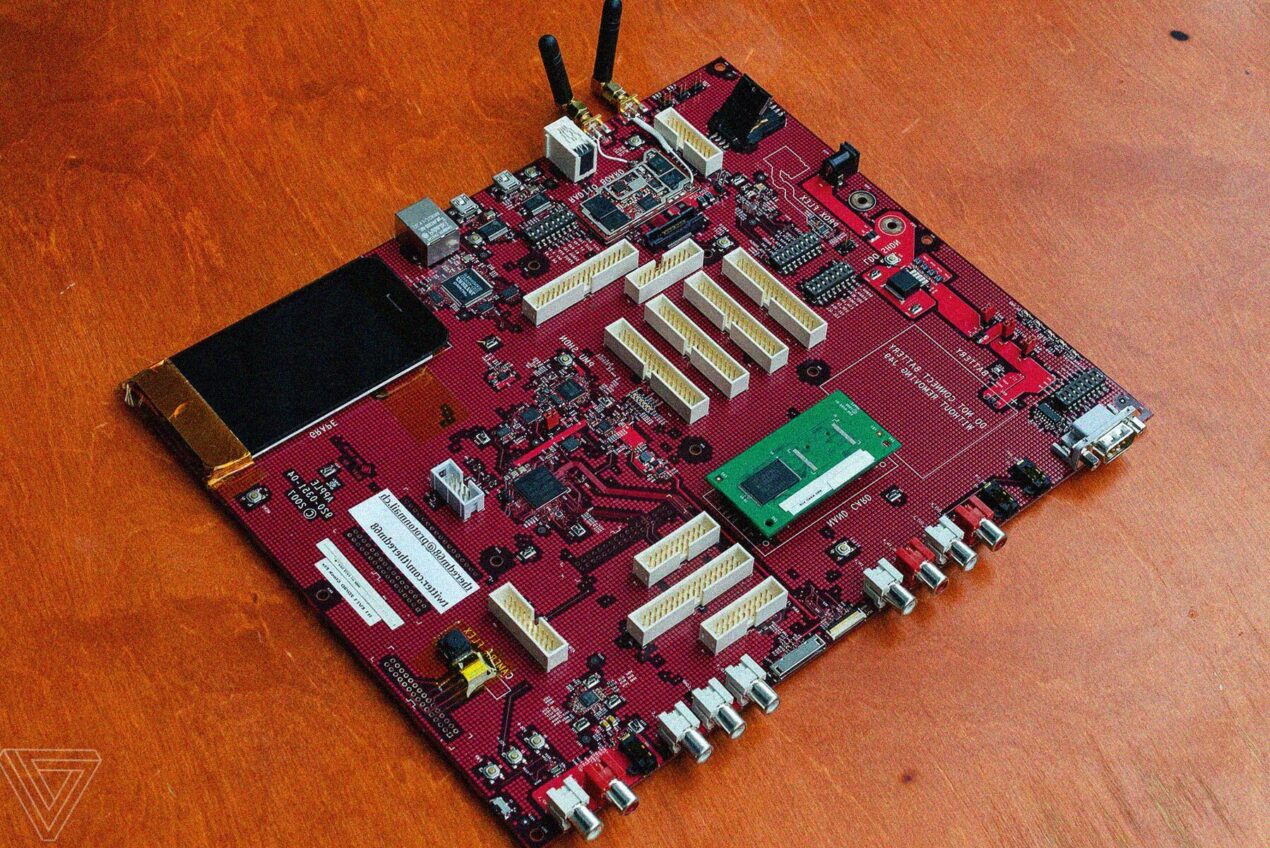 In foto il primo prototipo della scheda di sviluppo usata per l'iPhone del 2007