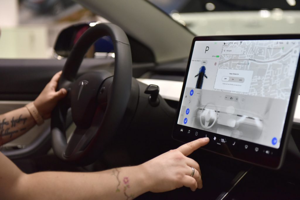 Tesla a breve lo streaming da YouTube e Netflix