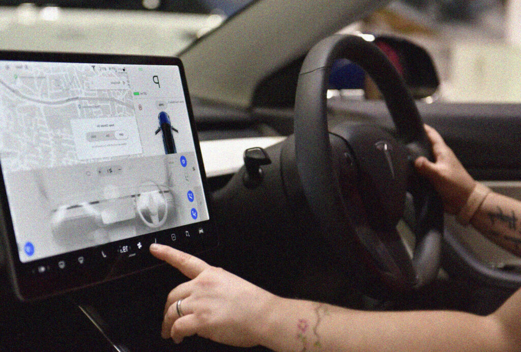 Tesla-video-streaming-YouTube-e-Netflix