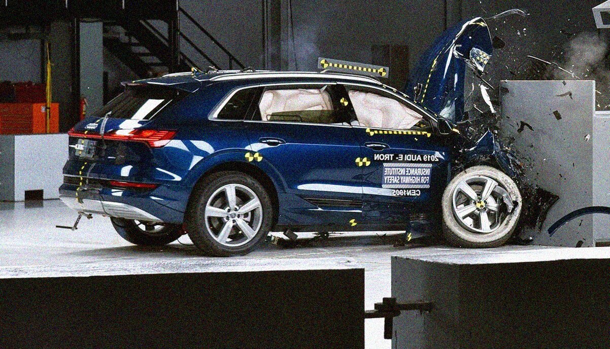 Audi E-Tron è l'auto elettrica più sicura nei crash test (video)