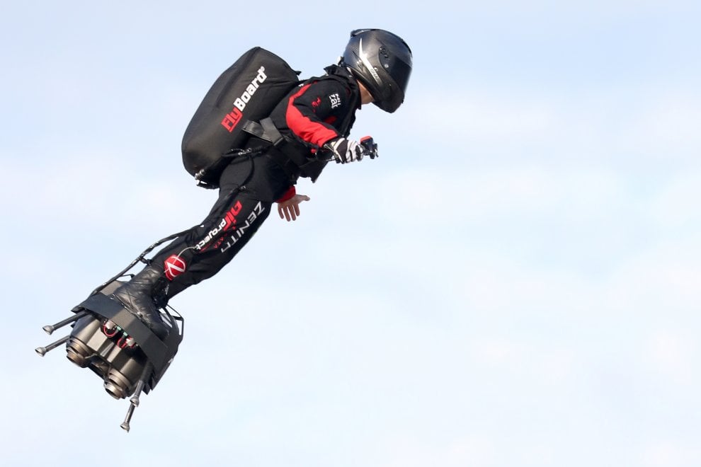 Buona la... seconda: Franky Zapata sorvola il Canale della Manica con il Flyboard