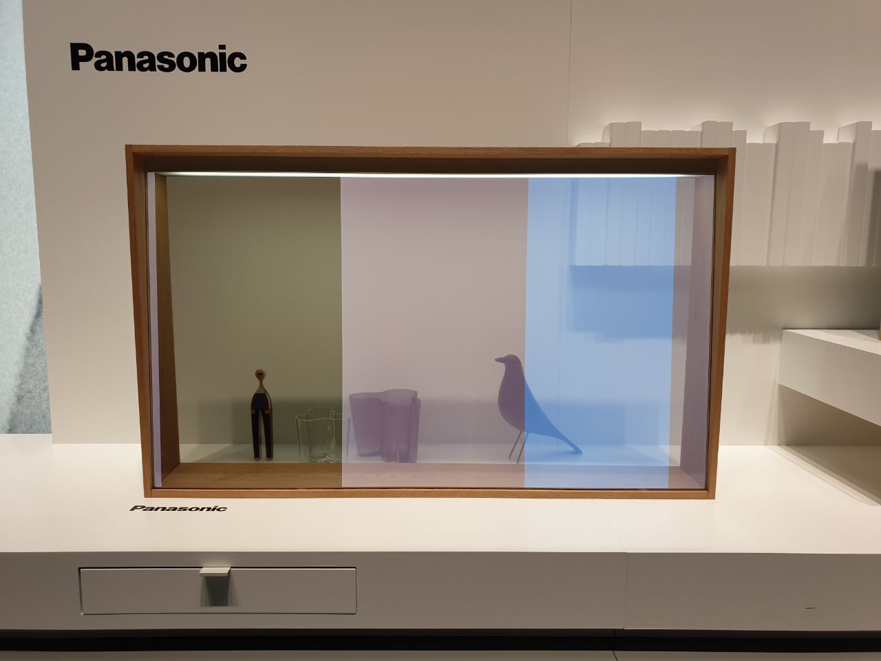 La TV OLED trasparente sarà il futuro? Panasonic ci scommette col nuovo concept (video) 2