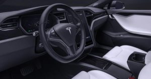 Tesla guida autonoma entro fine anno