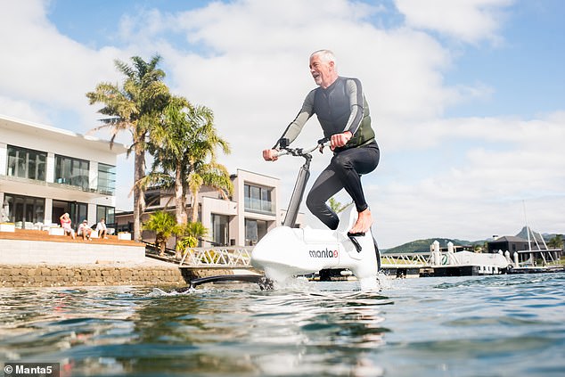 Hydrofoiler XE-1 è la bici elettrica per sfrecciare sull'acqua