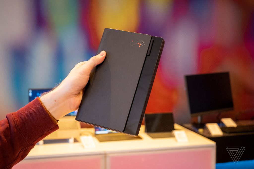 Novità Lenovo al CES di Las Vegas: ThinkPad X1 Fold pieghevole, Yoga con connettività 5G e ThinkBook Plus con display e-ink 6