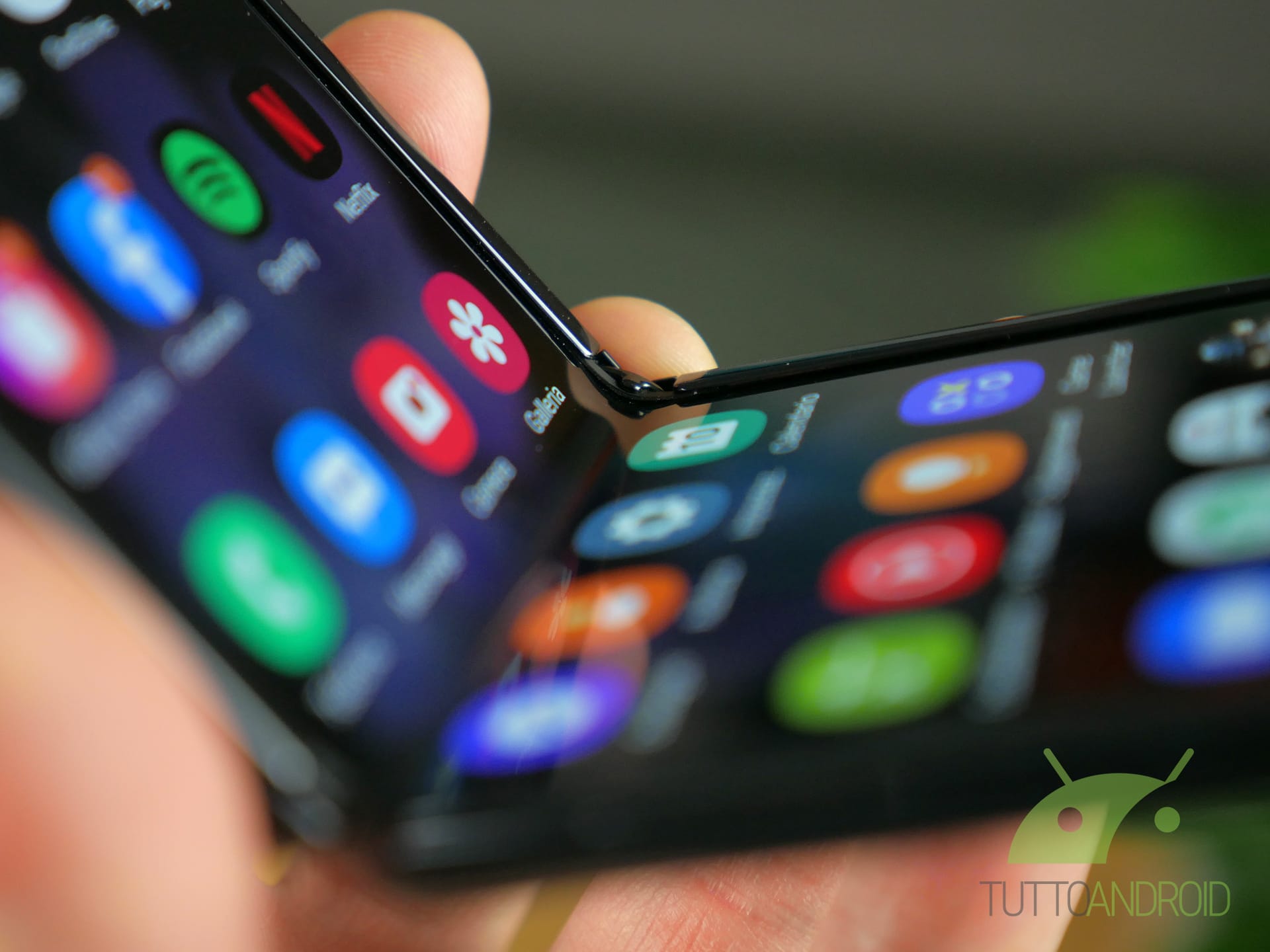 Samsung intende abbassare i costi di produzione degli schermi pieghevoli