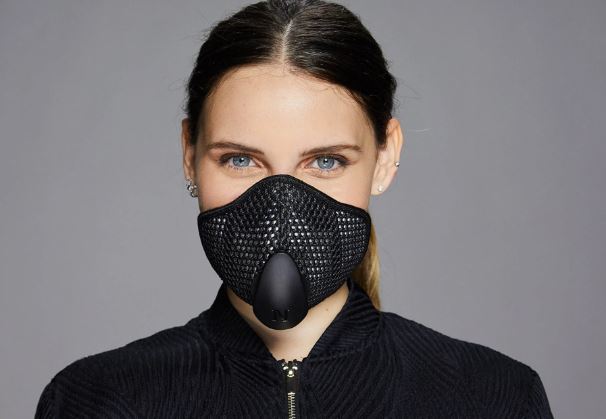 Questa mascherina italiana vi protegge da tutto con stile ed è anche smart