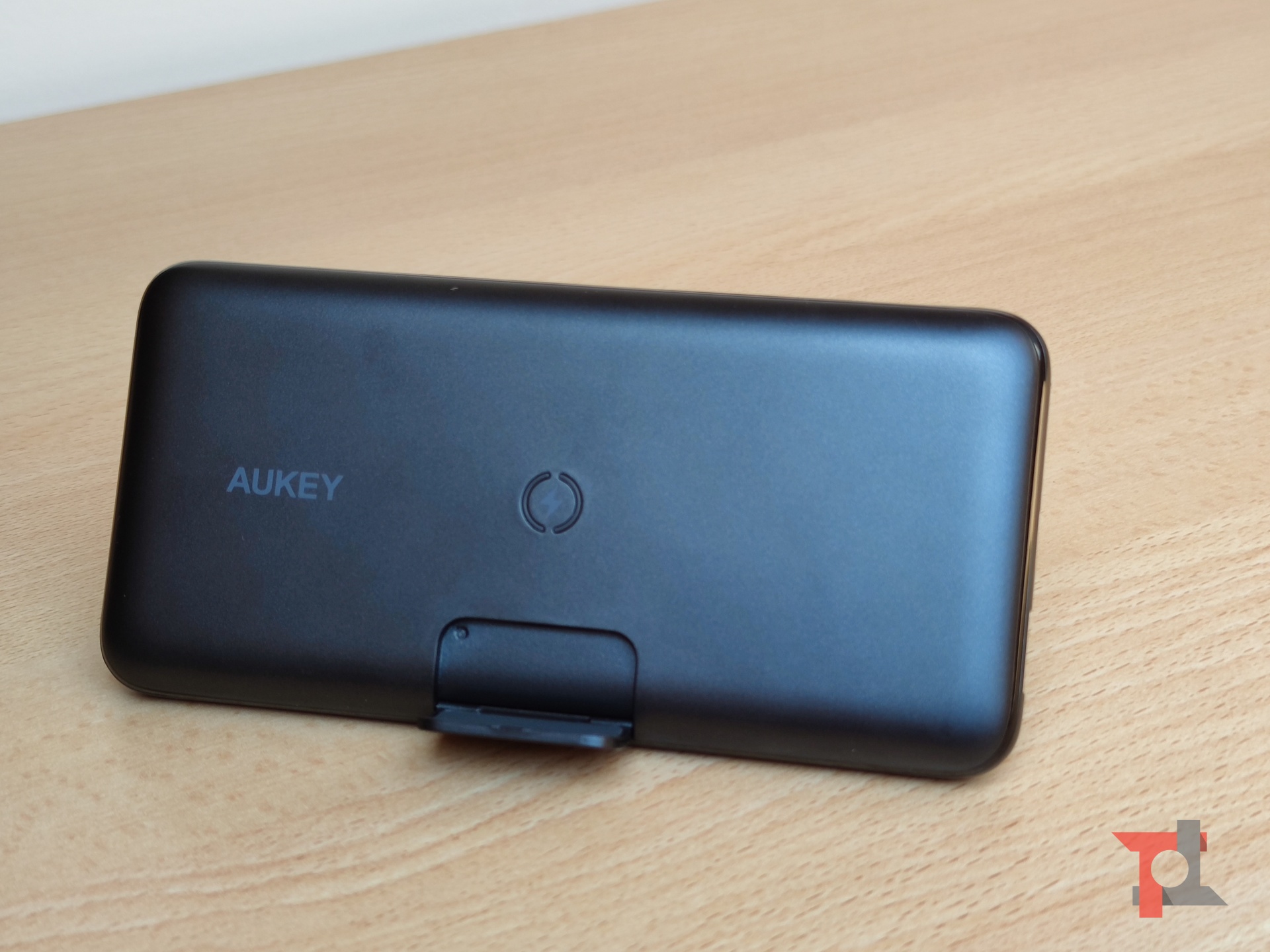 Recensione AUKEY PB-WL02, un power bank wireless polifunzionale 1