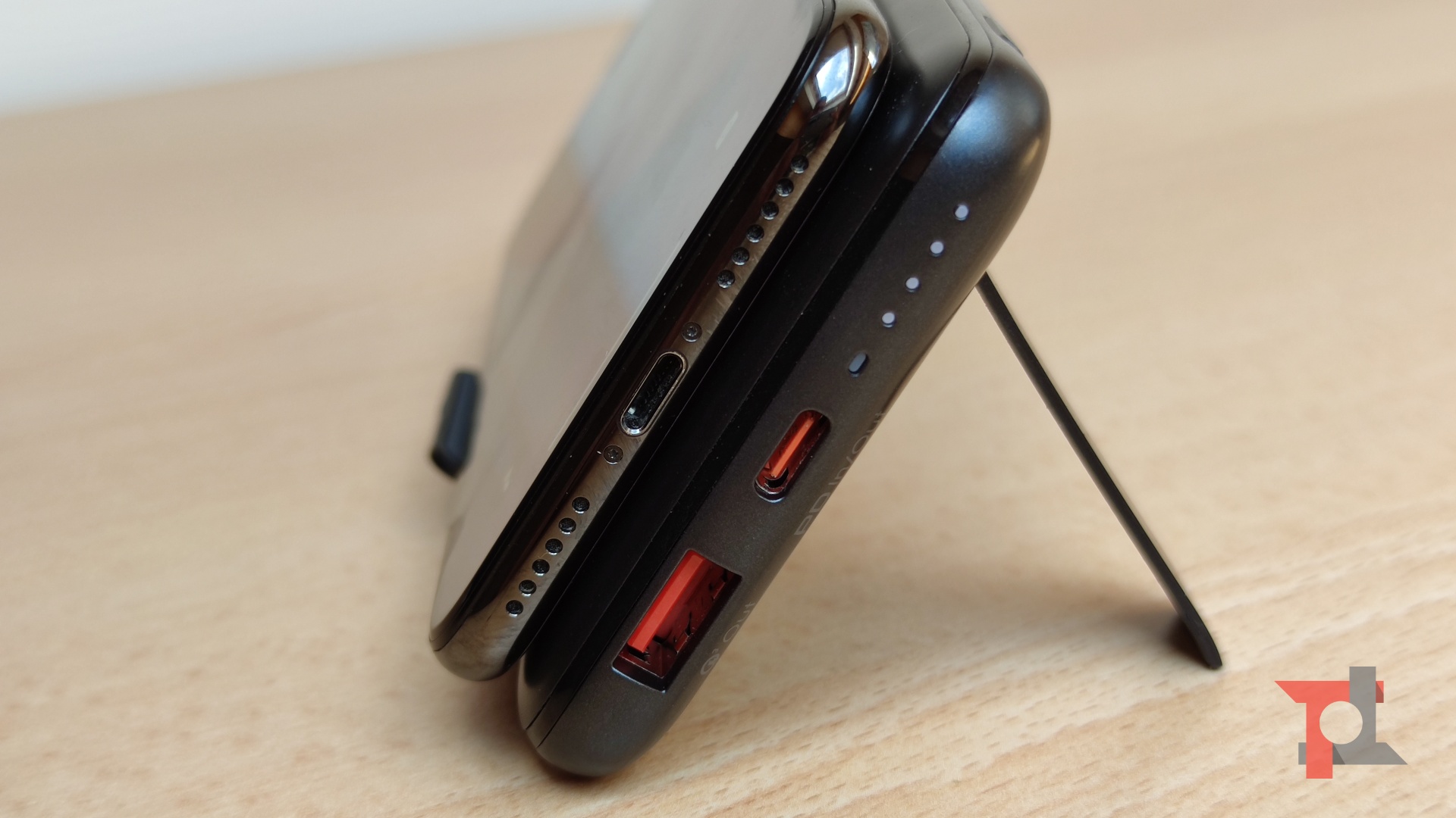 Recensione AUKEY PB-WL02, un power bank wireless polifunzionale 2