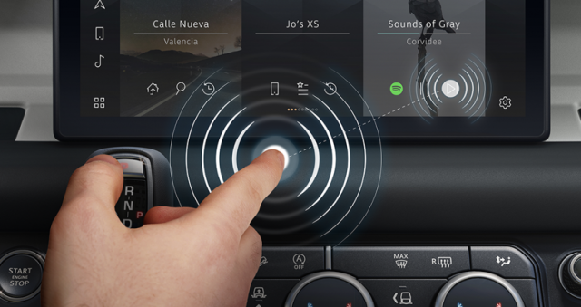 Jaguar Land Rover sfoggia un touchscreen per auto che non si tocca