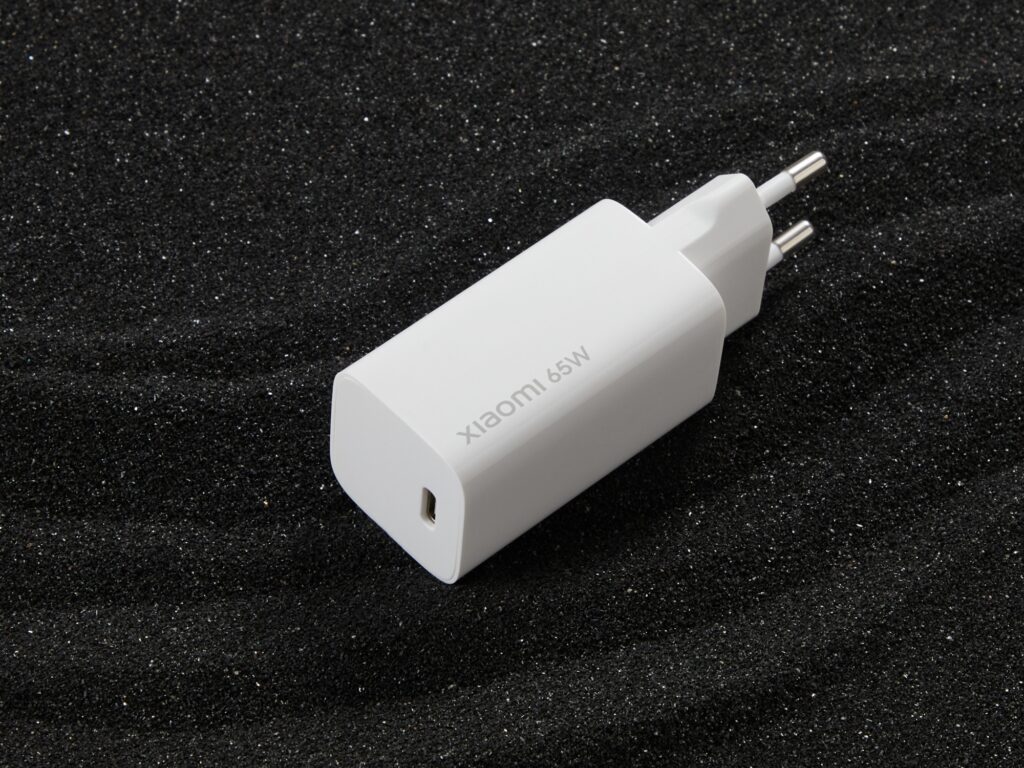 Xiaomi porta Mi Watch in Italia insieme a un caricabatterie da 65 watt 9