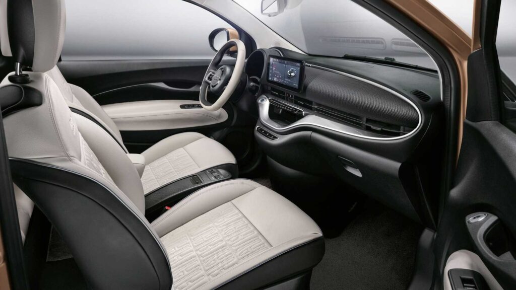 Nuova Fiat 500 elettrica: ecco modelli, allestimenti e prezzi 22