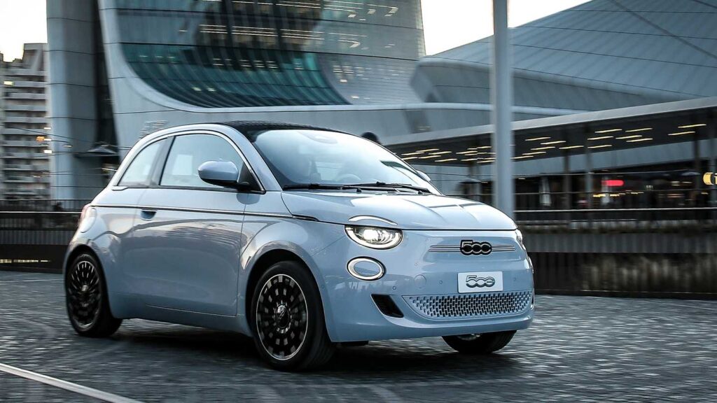 Nuova Fiat 500 elettrica: ecco modelli, allestimenti e prezzi 21