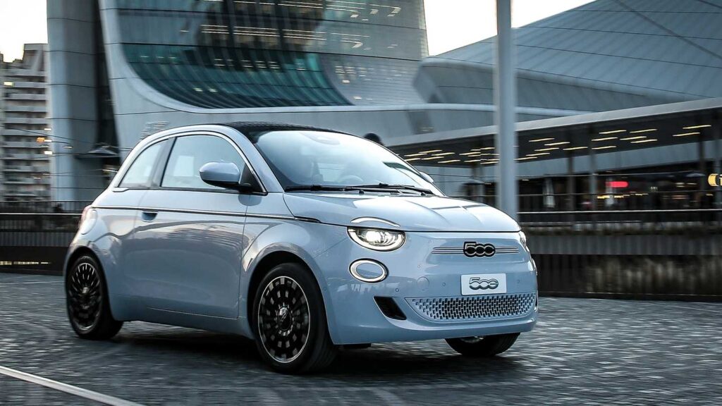Nuova Fiat 500 elettrica: ecco modelli, allestimenti e prezzi 24