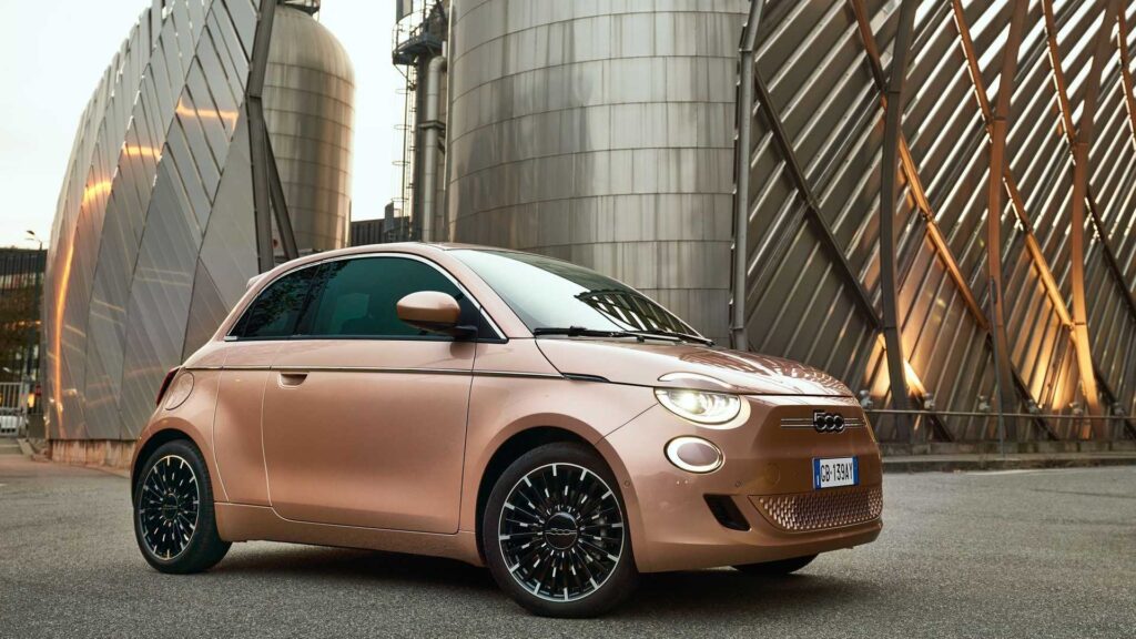 Nuova Fiat 500 elettrica: ecco modelli, allestimenti e prezzi 2