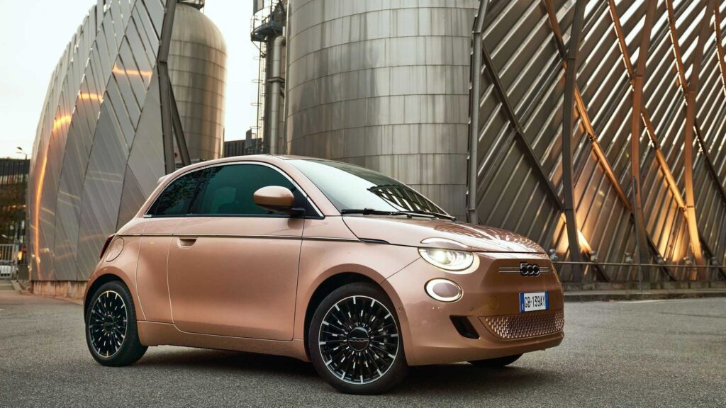 Nuova Fiat 500 elettrica: ecco modelli, allestimenti e prezzi 5