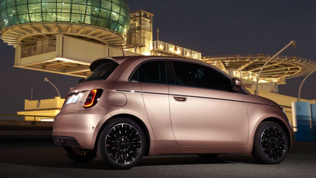 Nuova Fiat 500 elettrica: ecco modelli, allestimenti e prezzi 6