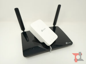 Modem router TP-Link Archer MR600 e ripetitore WiFi OneMesh RE300