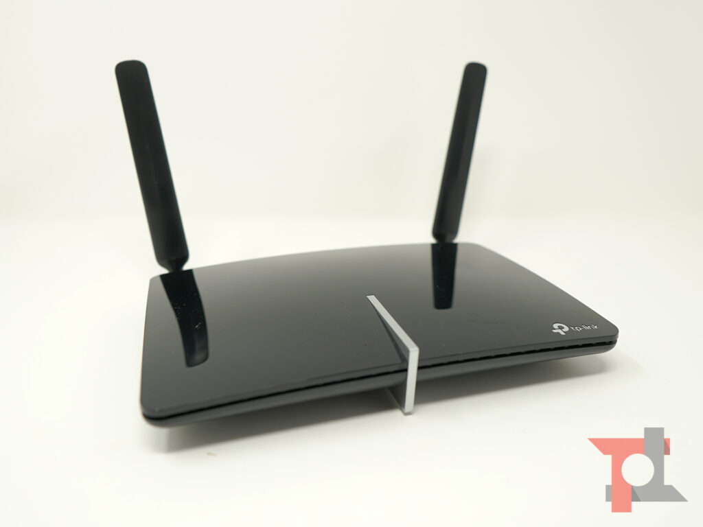 Modem router TP-Link Archer MR600 e ripetitore WiFi OneMesh RE300