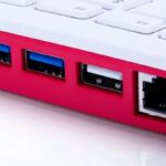 Tastiera Ufficiale Raspberry Pi – Versione USA (79 Tasti, 3 Porte USB 2.0, Rilevamento Automatico Lingua)
