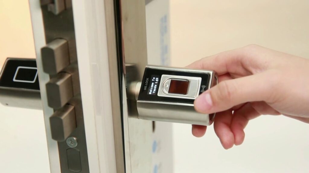 Con le serrature intelligenti WE.LOCK le porte si aprono con un dito 7