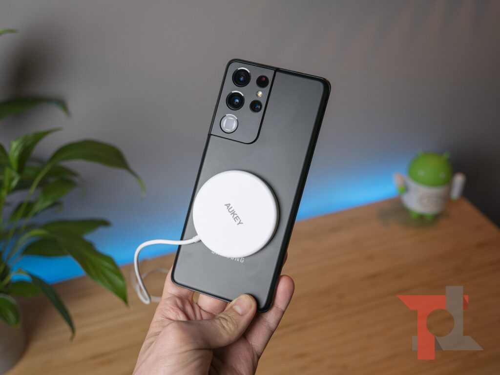 AUKEY lancia Aircore Magnetic wireless Charger, per iPhone 12 ma anche per Android 3