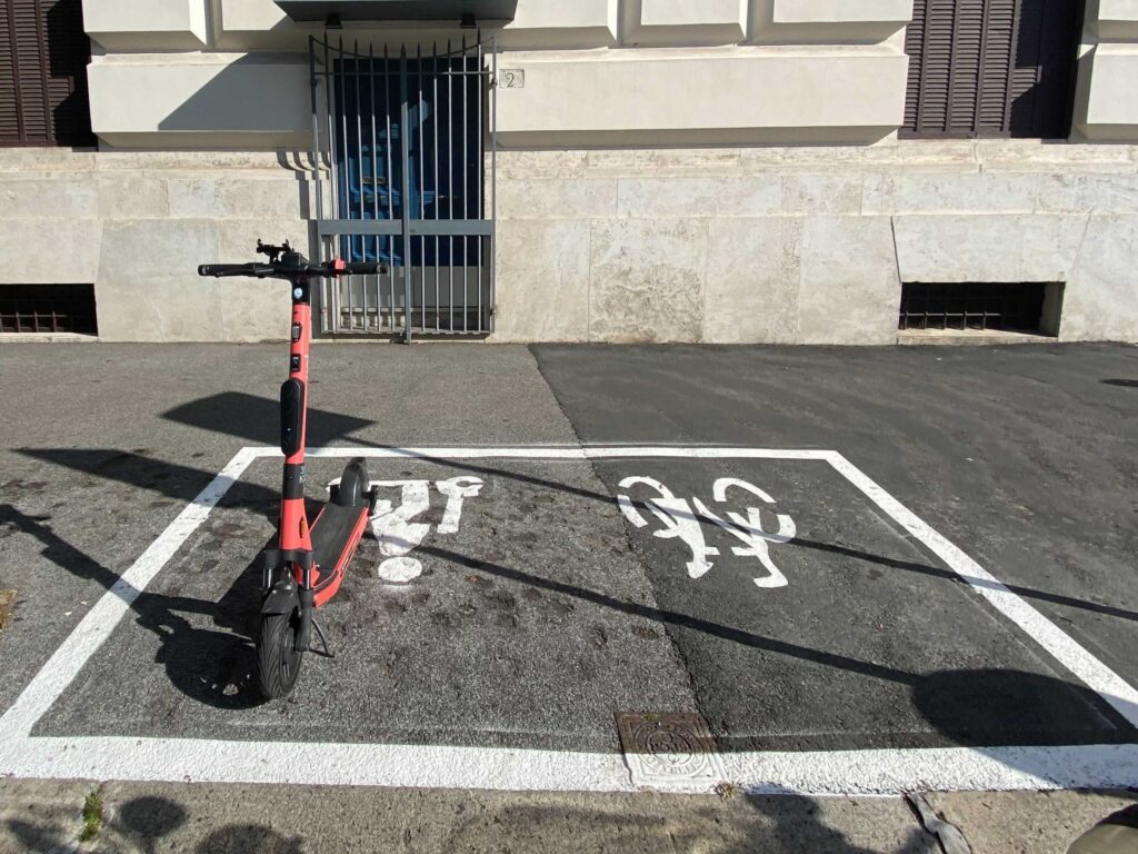 A Roma arrivano nuove aree di parcheggio per i monopattini 1